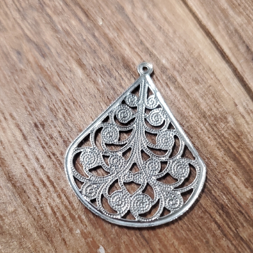 P277 Tibetan Filigree Drop Swirl Pendantâ